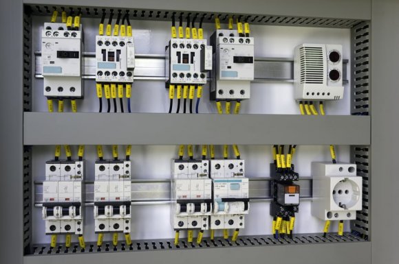 Installation et entretien d’armoire électrique industrielle 
