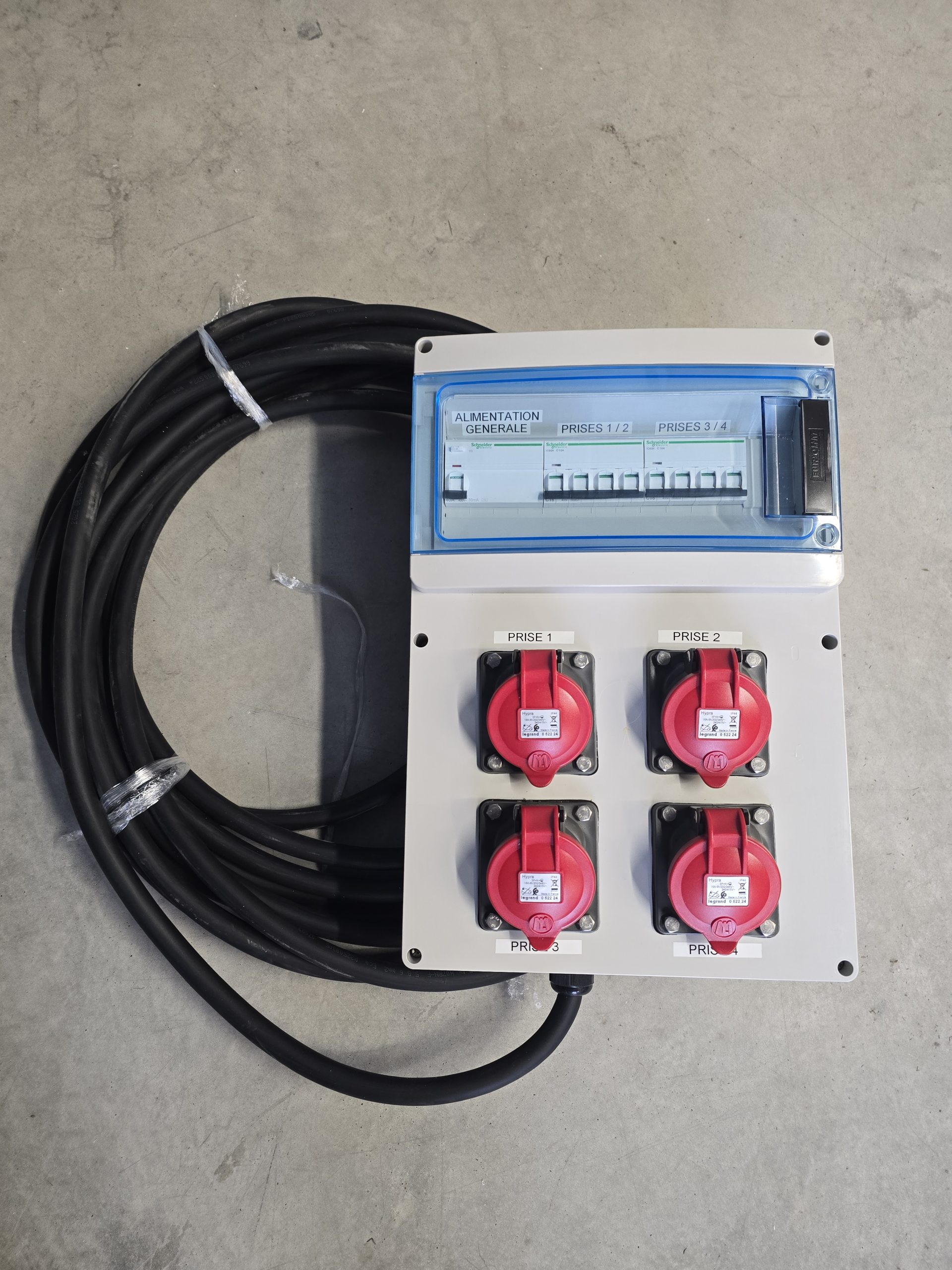Réalisation d’un coffret électrique avec 4 prises tétrapolaires
